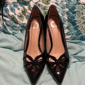 Black Heels with Bow Detail and Sleek Silhouette